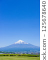 晴朗的日子裡從山頂俯瞰白雪皚皚的富士山 125678640