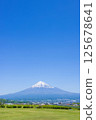晴朗的日子裡從山頂俯瞰白雪皚皚的富士山 125678641