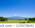 晴朗的日子裡從山頂俯瞰白雪皚皚的富士山 125678642