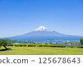 晴朗的日子裡從山頂俯瞰白雪皚皚的富士山 125678643