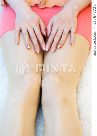 穿著褲襪的女人美麗的雙腿和指甲 125678728