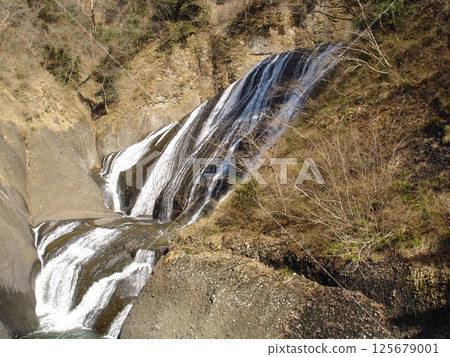 雄偉的袋田瀑布 125679001