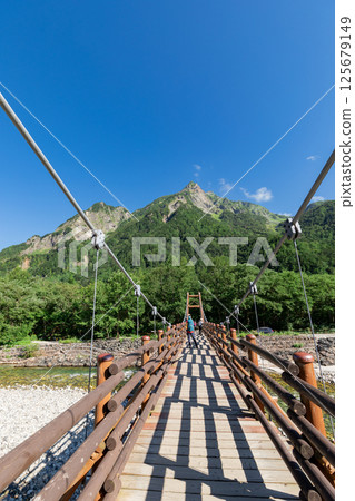 <長野縣> 上高地的壯麗景色：明神橋、穗高山脈、梓川 125679149