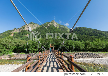 <Nagano Prefecture> The magnificent view of Kamikochi: Myojin Bridge, the Hotaka mountain range and the Azusa River 125679150