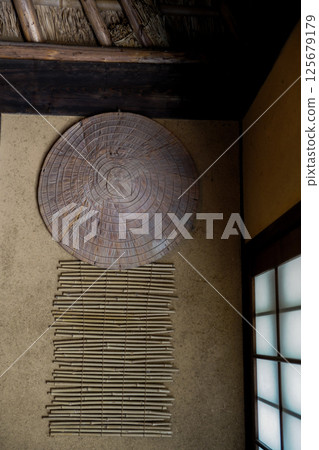 茅草屋頂的建築物內。日本民間故事的世界。岡山縣真庭市的“花山寺·普門寺” 125679179