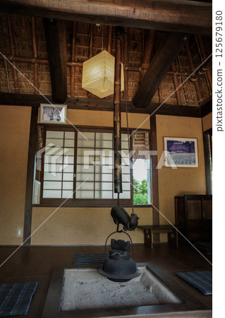 茅草屋頂的建築物內。日本民間故事的世界。岡山縣真庭市的“花山寺·普門寺” 茅草屋頂的建築物內。日本民間故事的世界。岡山縣真庭市的“花山寺·普門寺” 125679180