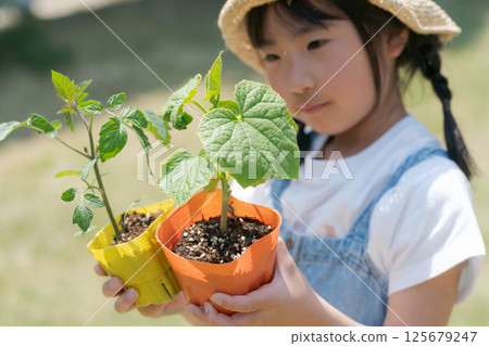 抱著蔬菜幼苗的女孩 125679247