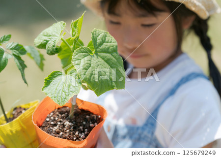 抱著蔬菜幼苗的女孩 抱著蔬菜幼苗的女孩 125679249