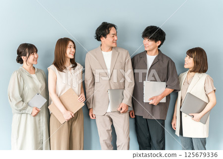 公司辦公室/辦公室休閒男女商人(創投公司/IT公司/團隊合作) 公司辦公室/辦公室休閒男女商人(創投公司/IT公司/團隊合作) 125679336