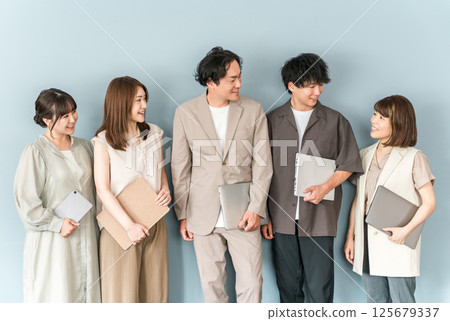Male and female businessmen in company offices, office casual (venture companies, IT companies, teamwork) 125679337