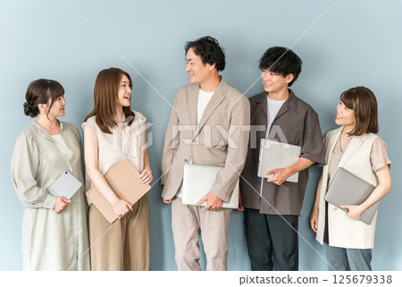 Male and female businessmen in company offices, office casual (venture companies, IT companies, teamwork) 125679338