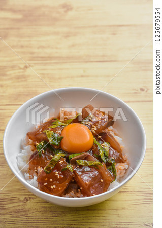 Yellowtail yukke rice bowl 125679554