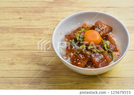 Yellowtail yukke rice bowl 125679555