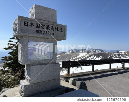 夏季開通後,日本國道最高點的石碑_積雪未盡的澀谷 夏季開通後,日本國道最高點的石碑_積雪未盡的澀谷 125679596