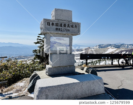 夏季開通後，日本國道最高點的石碑_積雪未盡的澀谷 125679599