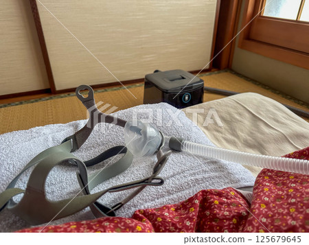 蒲團和 CPAP。在我父母家的日式房間裡 蒲團和 CPAP。在我父母家的日式房間裡 125679645