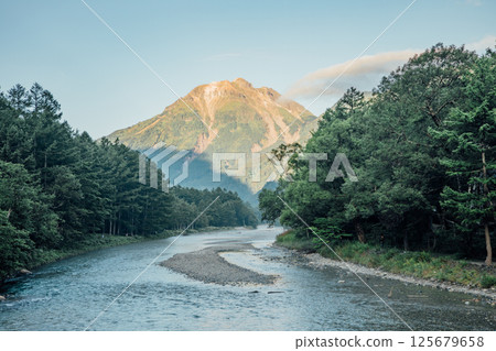 <Nagano Prefecture> A spectacular view of Kamikochi: Mount Yakedake and the Azusa River in the early morning 125679658