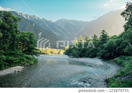 <Nagano Prefecture> The magnificent view of Kamikochi: the early morning glow of the Hotaka mountain range and the Azusa River 125679755