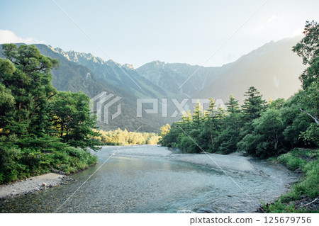 <Nagano Prefecture> The magnificent view of Kamikochi: the early morning glow of the Hotaka mountain range and the Azusa River 125679756