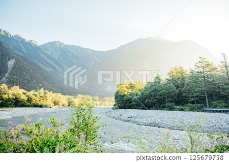 <Nagano Prefecture> The magnificent view of Kamikochi: the early morning glow of the Hotaka mountain range and the Azusa River 125679758