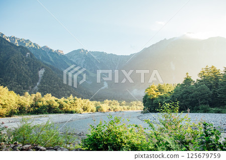 <Nagano Prefecture> The magnificent view of Kamikochi: the early morning glow of the Hotaka mountain range and the Azusa River 125679759