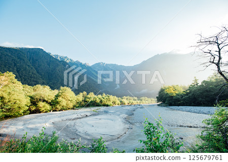 <長野縣>上高地的壯麗景色：穗高連峰和梓川的朝霞 125679761