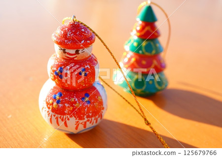 聖誕樹和雪人形狀的可愛裝飾。 125679766