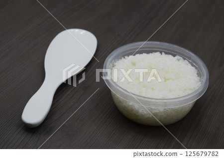 飯匙和白飯放在儲存容器裡 125679782