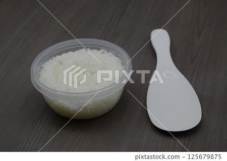 飯匙和白飯放在儲存容器裡 125679875