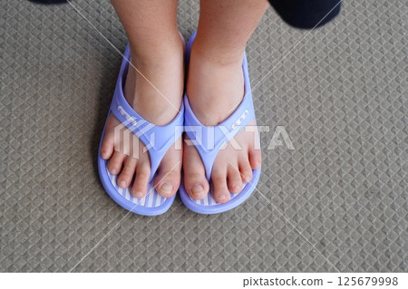 五年級女孩穿的淺紫色沙灘涼鞋 125679998