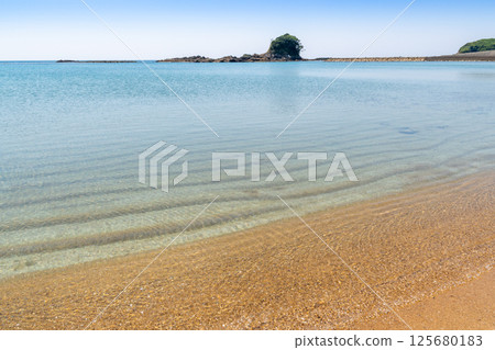 Suzume Island and the beautiful sea at Azurihama Beach (Shima Town, Shima City, Mie Prefecture) Suzume Island and the beautiful sea at Azurihama Beach (Shima Town, Shima City, Mie Prefecture) 125680183