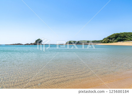 Suzume Island and the beautiful sea at Azurihama Beach (Shima Town, Shima City, Mie Prefecture) 125680184