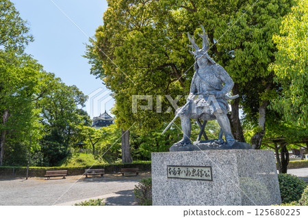 本田平八郎忠勝銅像和岡崎城(愛知縣岡崎市岡崎城公園) 本田平八郎忠勝銅像和岡崎城(愛知縣岡崎市岡崎城公園) 125680225