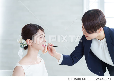 婚禮現場的髮型和化妝以及新娘 婚禮現場的髮型和化妝以及新娘 125680264