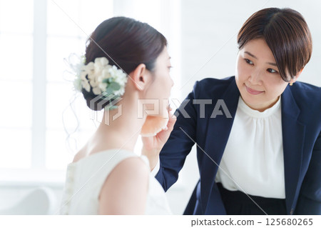 婚禮現場的髮型和化妝以及新娘 125680265