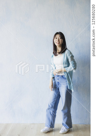 一個年輕的女人帶著微笑 125680280