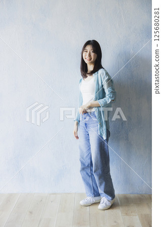 一個年輕的女人帶著微笑 一個年輕的女人帶著微笑 125680281