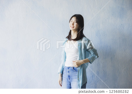 一個年輕的女人帶著微笑 125680282