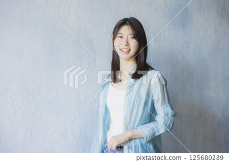 一個年輕的女人帶著微笑 125680289