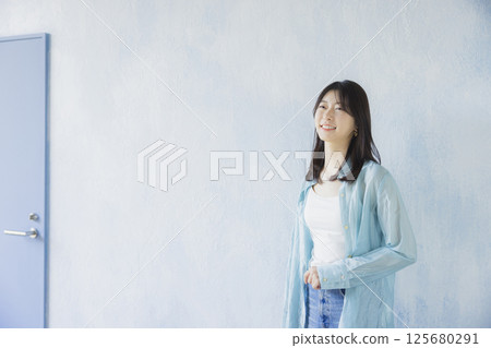 一個年輕的女人帶著微笑 125680291