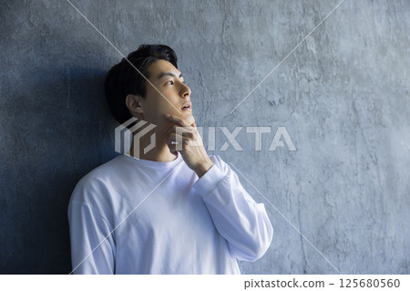 穿著T恤的男人 125680560