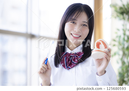牙齒護理：高中女生刷牙 125680593