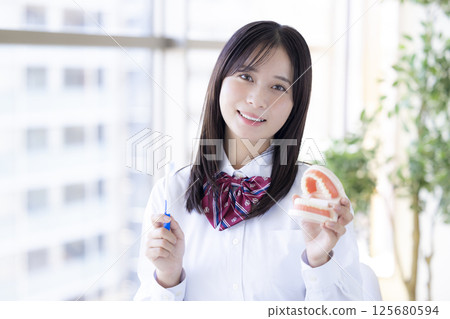 牙齒護理：高中女生刷牙 125680594