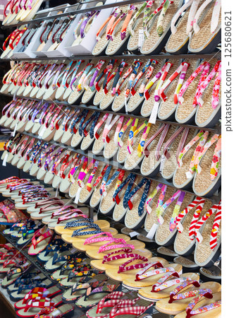 復古鞋店裡陳列著各種涼鞋和木屐 125680621