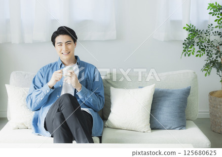 一個年輕人喝咖啡 125680625