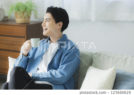 一個年輕人喝咖啡 125680629