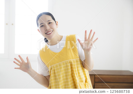 穿著黃色圍裙的中年婦女 125680738