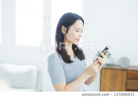觀看智能手機的婦女 125680831