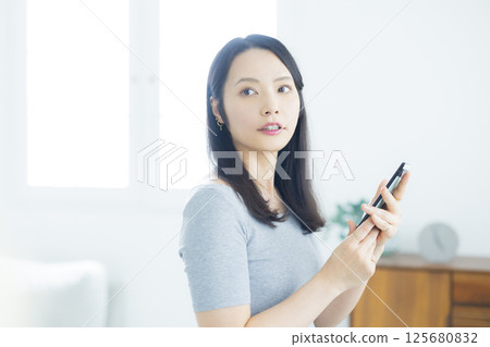 觀看智能手機的婦女 觀看智能手機的婦女 125680832