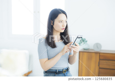 觀看智能手機的婦女 125680835